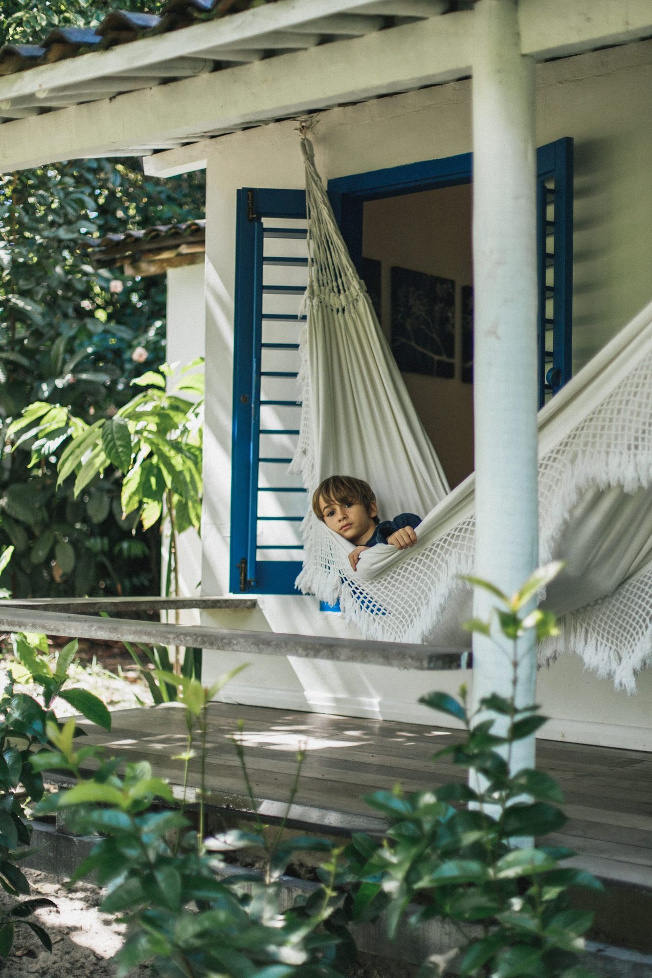 Varanda do Bangalô Azul com rede e vista para o jardim