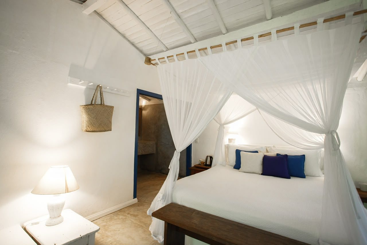 Cama de dossel do Bangalô Azul com almofadas azuis