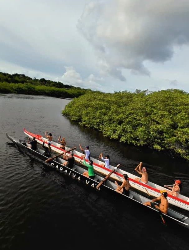 Canoa havaiana no rio Caraíva