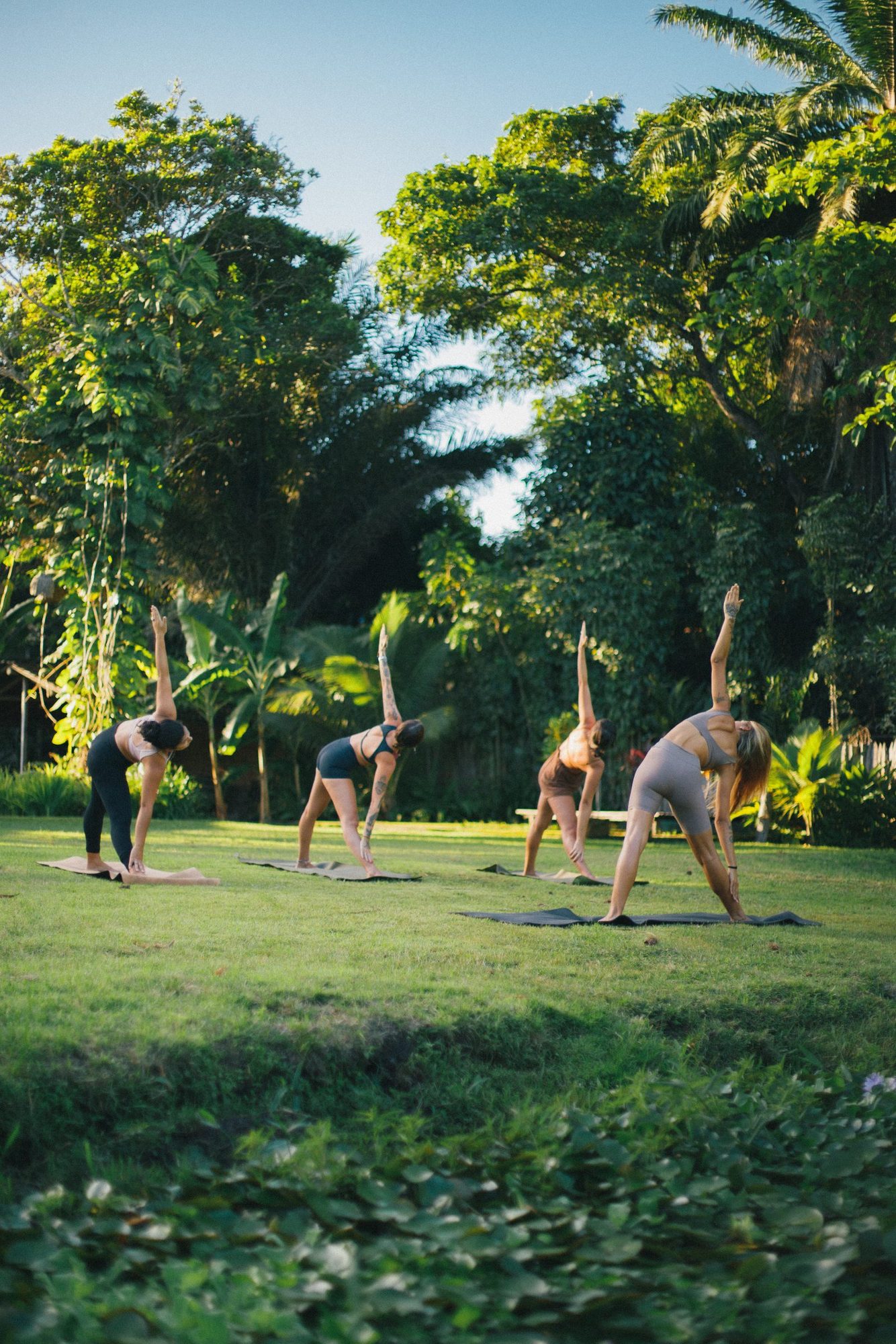 Yoga no Lagoa ao nascer do sol