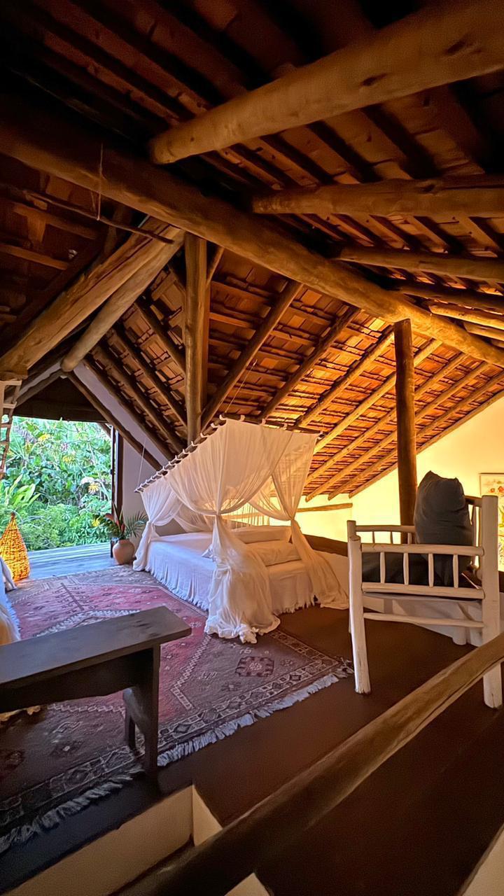 Cama do mezanino sob telhado de madeira