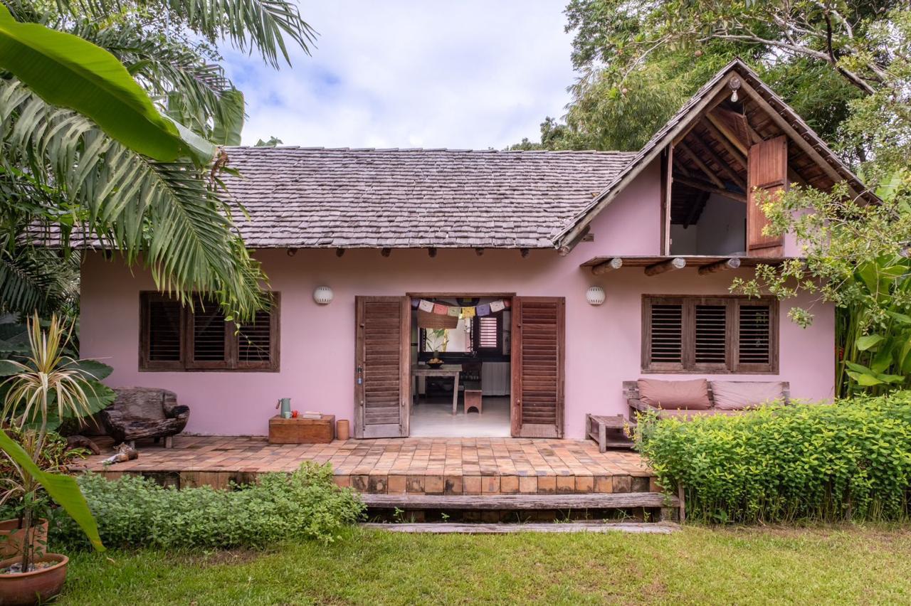 Fachada da Casa Jenipapo, em meio ao jardim tropical da Pousada Lagoa Caraíva