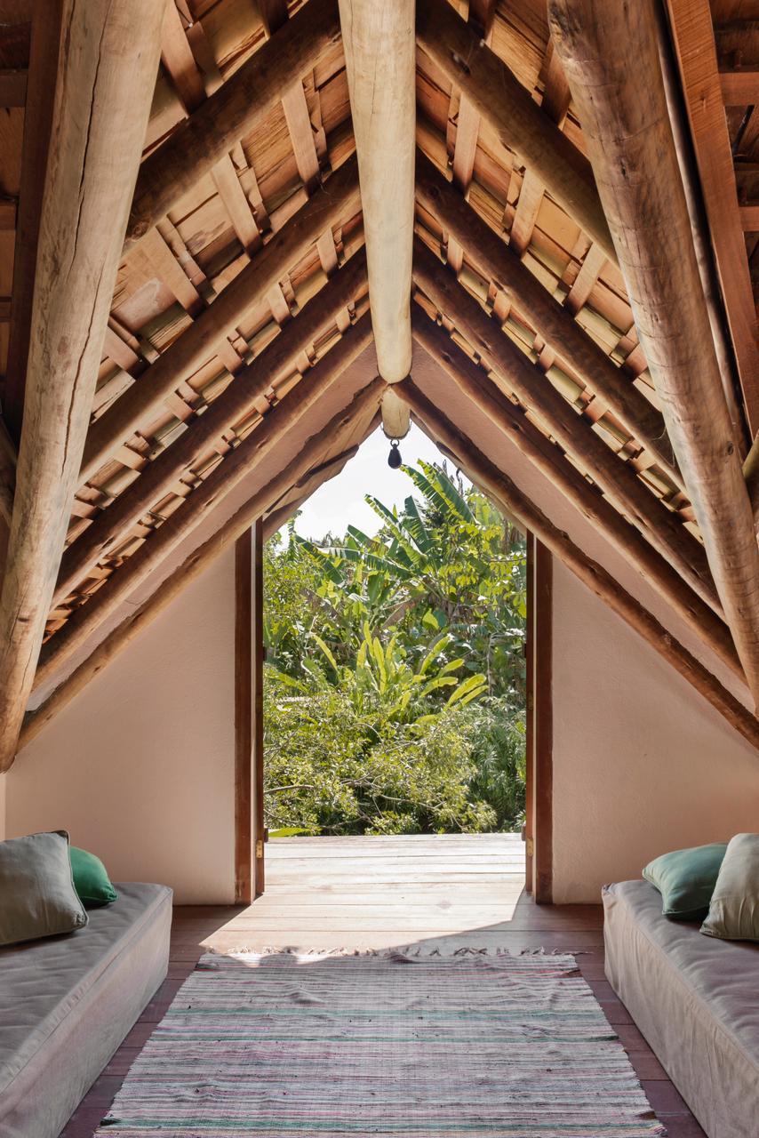 Mezanino da Casa Jenipapo com lounge e vista para o jardim