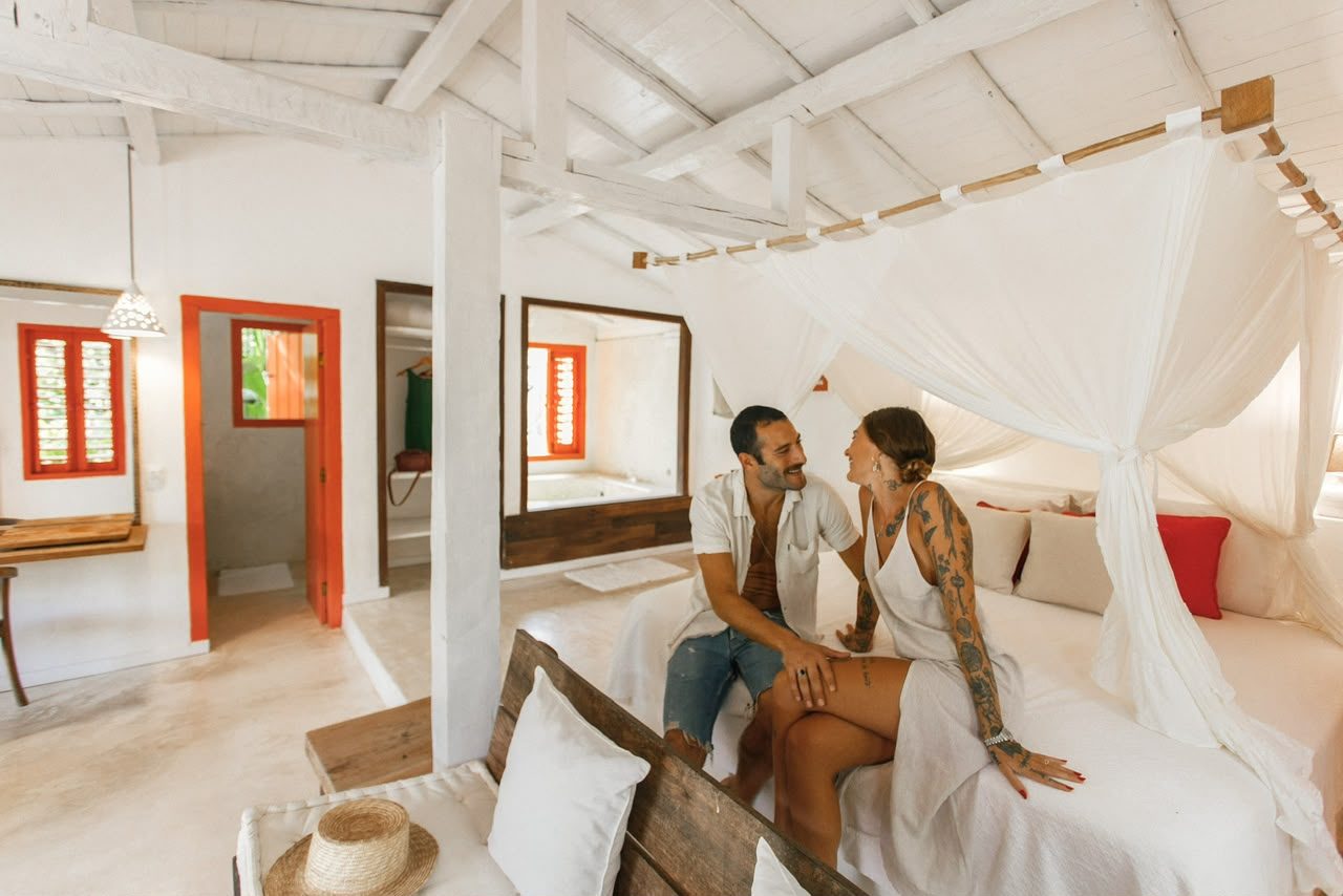 Casal no quarto do Bangalô Laranja