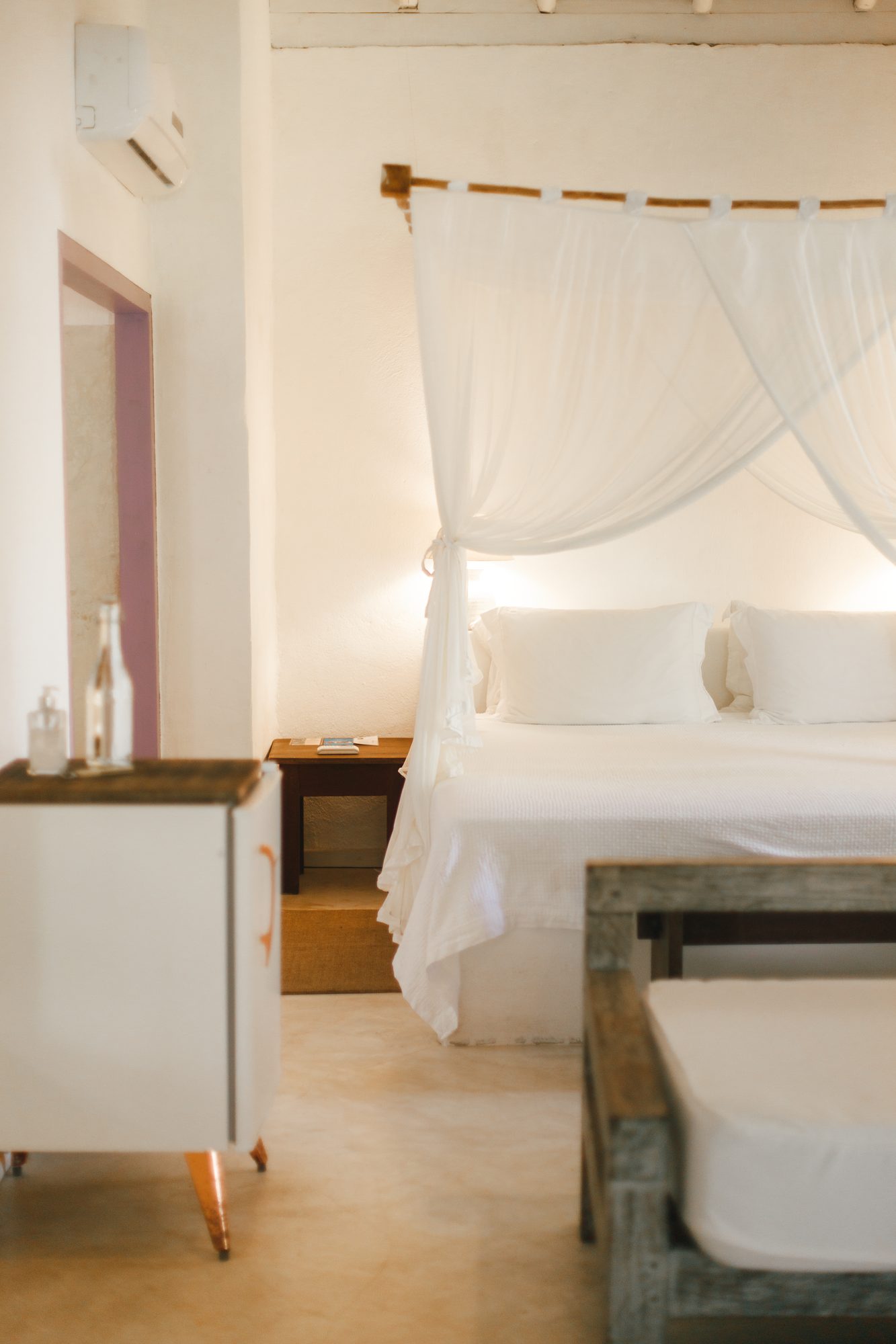 Cama com mosquiteiro no Bangalô Lilás