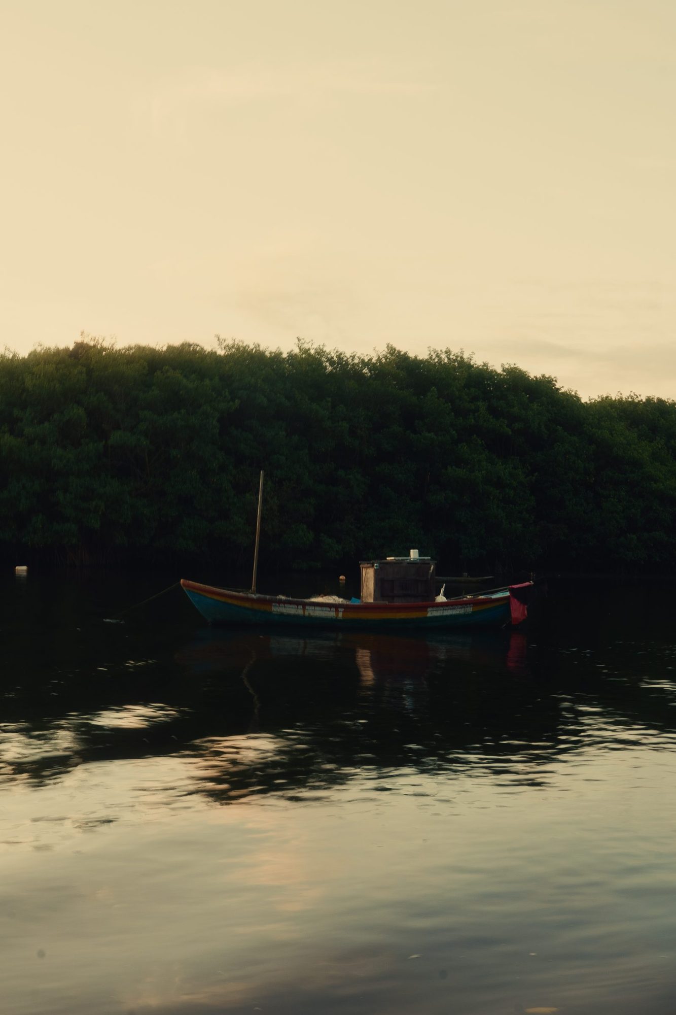 Barco no rio ao entardecer